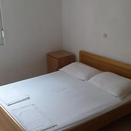 Jelena Apartman *